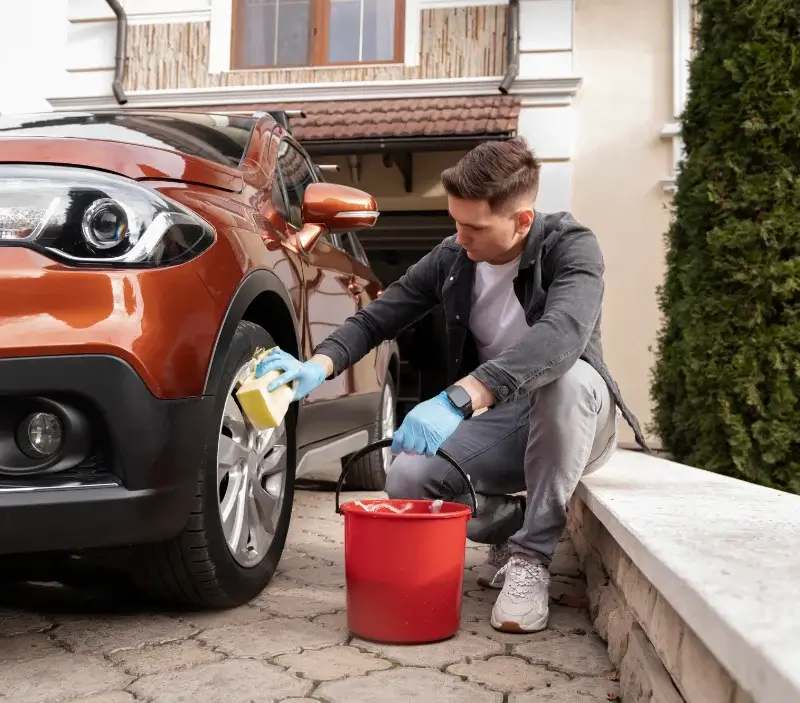 Lavage auto à domicile Saint-Denis-le-Vêtu : professionnel intervenant sur un véhicule